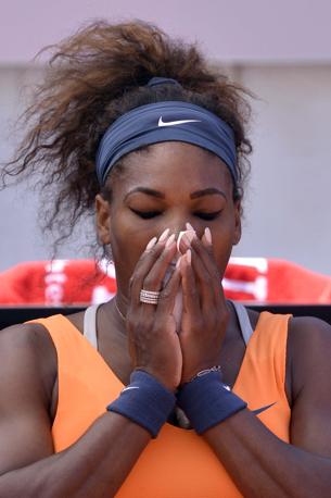Serena Williams con un anello da migliaia di euro al dito e unghie perfettamente curate. Tedeschi
